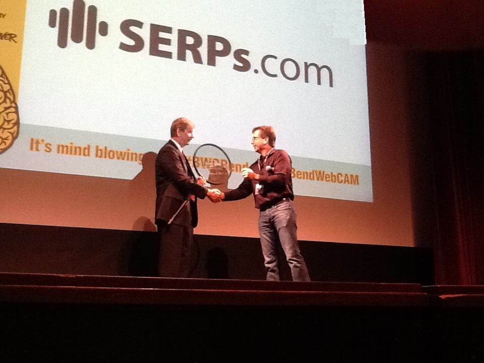 Bruce Clay receives a Lifetime Achievement Award from Mark Knowles at Bend WebCAM.