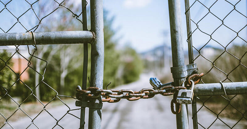 Chain links connect two ends of a fence together much like internal webpage links.